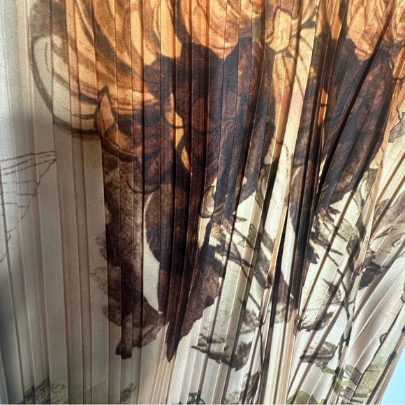 NEW PrettyLittleThing NUDE FLORAL PRINTED PLISSE MID RISE WIDE LEG PANTS 6 - Picture 10 of 13